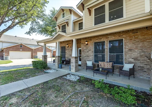 Photo 4 of Townhouse for sale at 676 S Charles St, Lewisville, TX 75057 | MLS# 21332111 | Listing updated on 2026-09-13