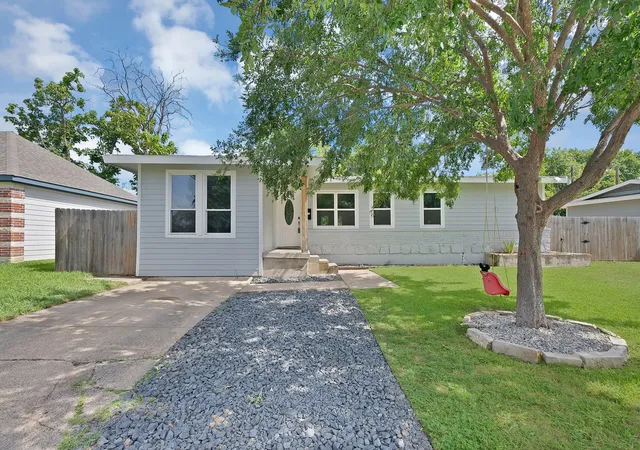 Photo 2 of Single family home for sale at 113 E Linda Dr, Garland, TX 75041 | MLS# 21332157 | Listing updated on 2026-07-30