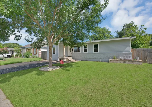 Photo 3 of Single family home for sale at 113 E Linda Dr, Garland, TX 75041 | MLS# 21332157 | Listing updated on 2026-07-30