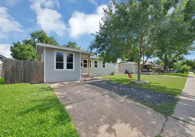 Photo 4 of Single family home for sale at 113 E Linda Dr, Garland, TX 75041 | MLS# 21332157 | Listing updated on 2026-07-30