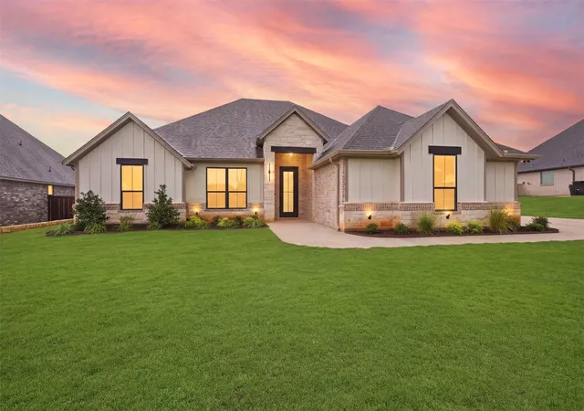 Photo 1 of Single family home for sale at 2714 Village Rd, Granbury, TX 76049 | MLS# 21321100 | Listing updated on 2026-09-12