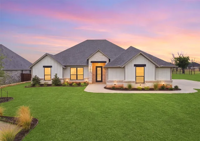 Photo 3 of Single family home for sale at 2714 Village Rd, Granbury, TX 76049 | MLS# 21321100 | Listing updated on 2026-09-12