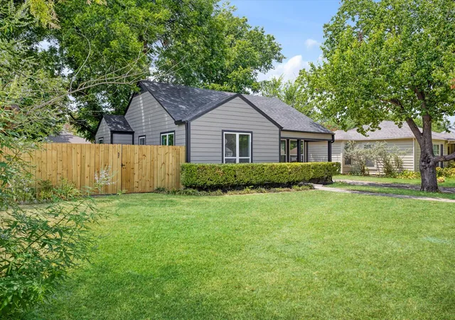 Photo 2 of Single family home for sale at 833 Springbrook Dr, Fort Worth, TX 76107 | MLS# 21332179 | Listing updated on 2026-10-19