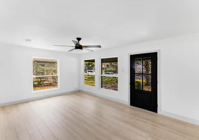 Photo 4 of Single family home for sale at 833 Springbrook Dr, Fort Worth, TX 76107 | MLS# 21332179 | Listing updated on 2026-10-19