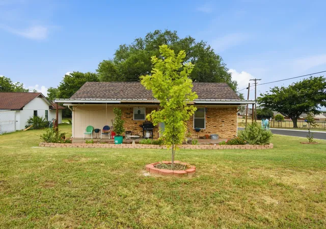 Photo 3 of Single family home for sale at 701 Van Winkle St, Weatherford, TX 76086 | MLS# 21330919 | Listing updated on 2026-09-11