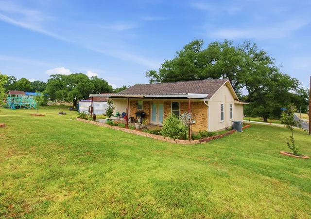 Photo 3 of Single family home for sale at 701 Van Winkle St, Weatherford, TX 76086 | MLS# 21330919 | Listing updated on 2026-09-11