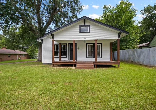 Photo 1 of Single family home for sale at 207 W 3rd St, Omaha, TX 75571 | MLS# 21332185 | Listing updated on 2026-09-14