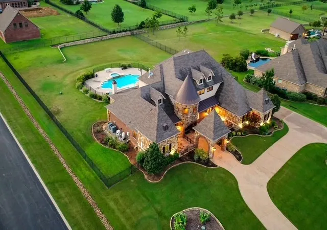 Photo 3 of Single family home for sale at 7001 Diamond Oaks Dr, Mansfield, TX 76063 | MLS# 21331379 | Listing updated on 2026-10-01