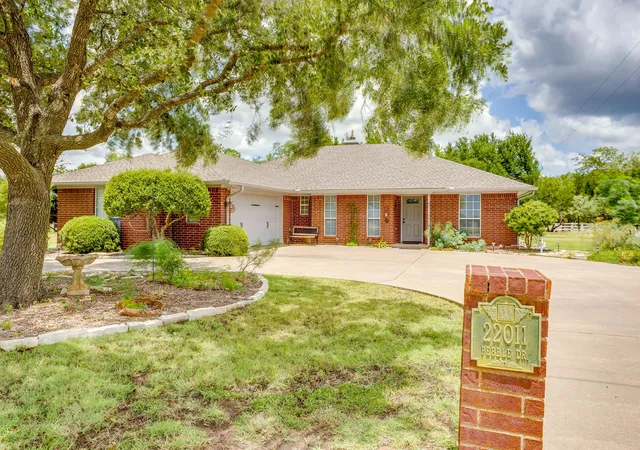 Photo 1 of Single family home for sale at 22011 Pebble Dr, Whitney, TX 76692 | MLS# 21330043 | Listing updated on 2026-09-10