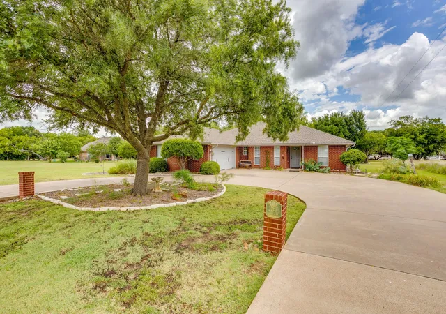 Photo 3 of Single family home for sale at 22011 Pebble Dr, Whitney, TX 76692 | MLS# 21330043 | Listing updated on 2026-09-10