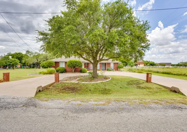 Photo 3 of Single family home for sale at 22011 Pebble Dr, Whitney, TX 76692 | MLS# 21330043 | Listing updated on 2026-09-10