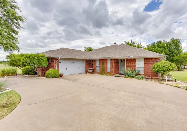 Photo 4 of Single family home for sale at 22011 Pebble Dr, Whitney, TX 76692 | MLS# 21330043 | Listing updated on 2026-09-10