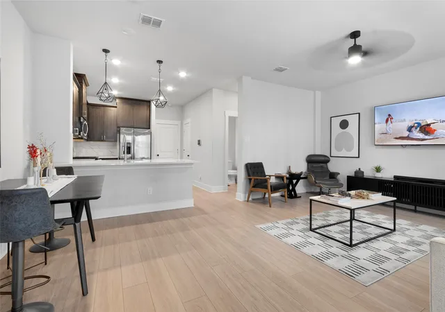 Photo 2 of Townhouse for sale at 806 Trace Hawk Ln, Arlington, TX 76005 | MLS# 21332398 | Listing updated on 2026-09-12