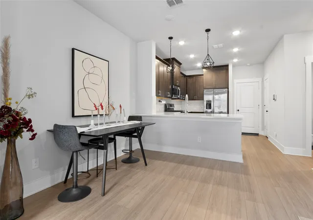 Photo 4 of Townhouse for sale at 806 Trace Hawk Ln, Arlington, TX 76005 | MLS# 21332398 | Listing updated on 2026-09-12