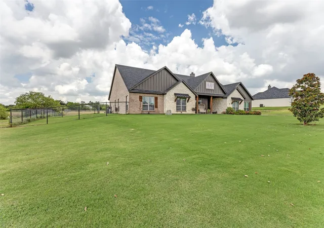 Photo 2 of Single family home for sale at 2015 Veal Cir, Weatherford, TX 76085 | MLS# 21327670 | Listing updated on 2026-09-09