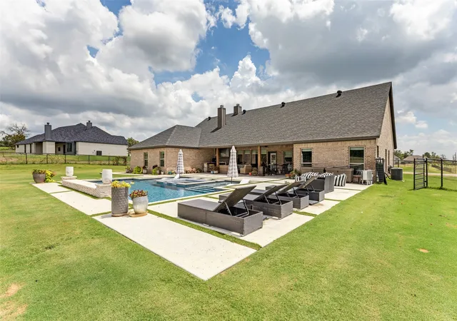 Photo 3 of Single family home for sale at 2015 Veal Cir, Weatherford, TX 76085 | MLS# 21327670 | Listing updated on 2026-09-09