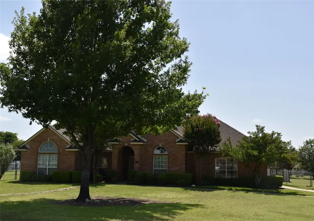 Photo 2 of Sale Pending at 4017 Windmill Ridge Cir, Red Oak, TX 75154 | MLS# 21316183 | Listing updated on 2026-09-10
