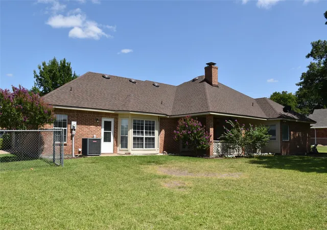 Photo 3 of Sale Pending at 4017 Windmill Ridge Cir, Red Oak, TX 75154 | MLS# 21316183 | Listing updated on 2026-09-10