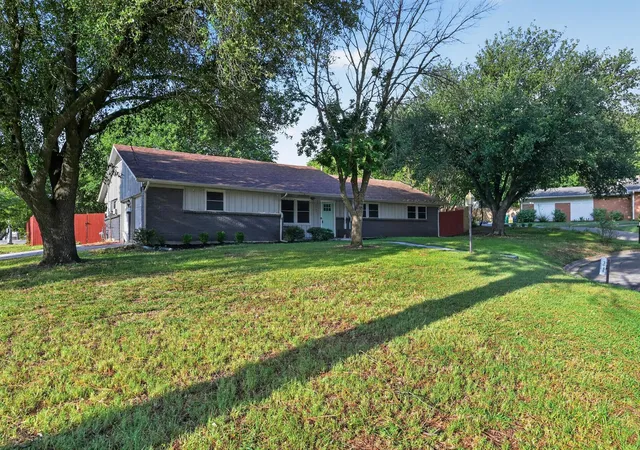Photo 2 of Single family home for sale at 2403 Robin Cir, Denton, TX 76209 | MLS# 21330904 | Listing updated on 2026-09-09