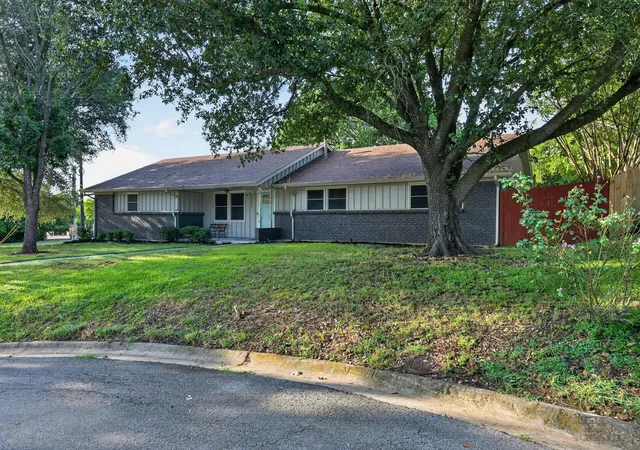 Photo 3 of Single family home for sale at 2403 Robin Cir, Denton, TX 76209 | MLS# 21330904 | Listing updated on 2026-09-09