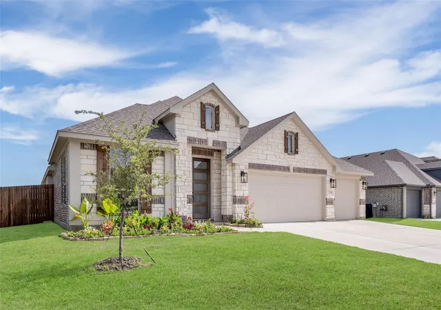 Photo 2 of Single family home for sale at 208 Shady Bank Wy, Nevada, TX 75173 | MLS# 21330910 | Listing updated on 2026-09-10
