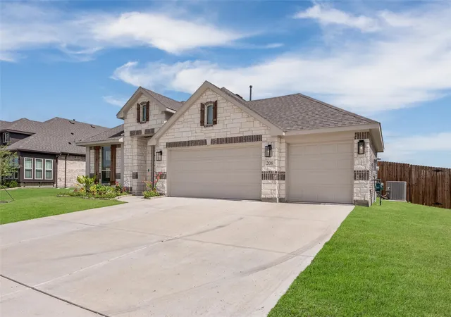 Photo 3 of Single family home for sale at 208 Shady Bank Wy, Nevada, TX 75173 | MLS# 21330910 | Listing updated on 2026-09-10