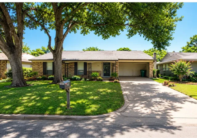 Single family home for sale at 5408 Parkview Dr, Haltom City, TX 76148 | MLS# 21331070