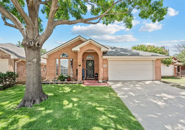 Single family home for sale at 8112 Heritage Pl Dr, Fort Worth, TX 76137 | MLS# 21329360