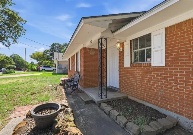 Photo 4 of Single family home for sale at 332 Ruth St, Denton, TX 76205 | MLS# 21333711 | Listing updated on 2026-09-14
