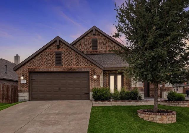 Photo 3 of Single family home for sale at 7533 Rothbury Dr, Fort Worth, TX 76179 | MLS# 21332159 | Listing updated on 2026-10-06