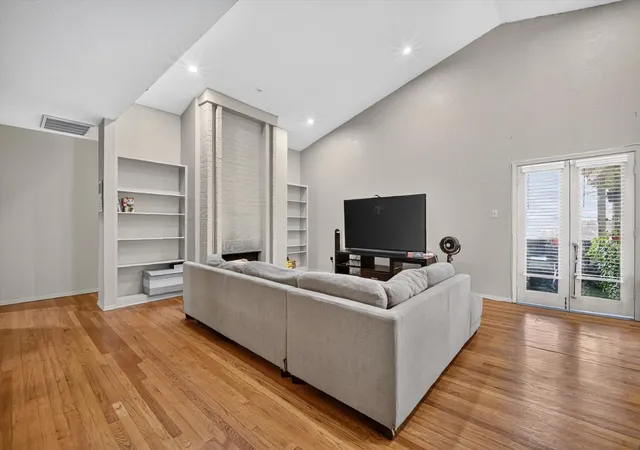 Listing Photo 4 - Condo for sale in building located at 10437 High Hollows Dr, Dallas, TX 75230 - Unit #220