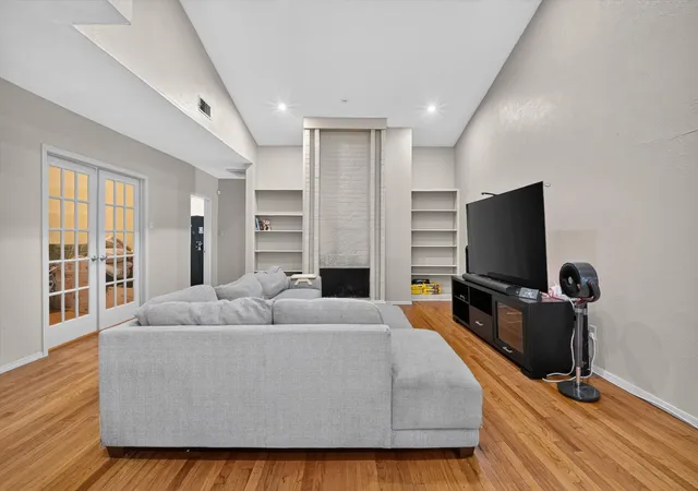 Listing Photo 5 - Condo for sale in building located at 10437 High Hollows Dr, Dallas, TX 75230 - Unit #220