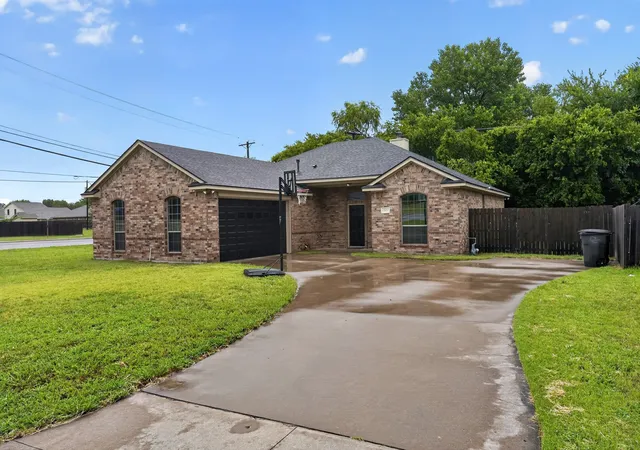 Photo 1 of Sale Pending at 1301 Hyde Park Blvd, Cleburne, TX 76033 | MLS# 21332677 | Listing updated on 2026-10-20