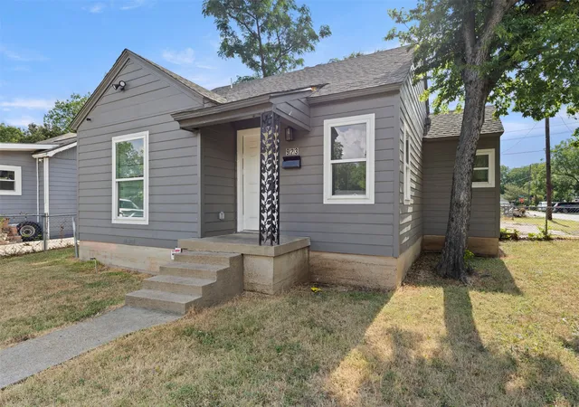 Photo 3 of Single family home for sale at 923 Hartsdale Dr, Dallas, TX 75211 | MLS# 21333984 | Listing updated on 2026-09-10