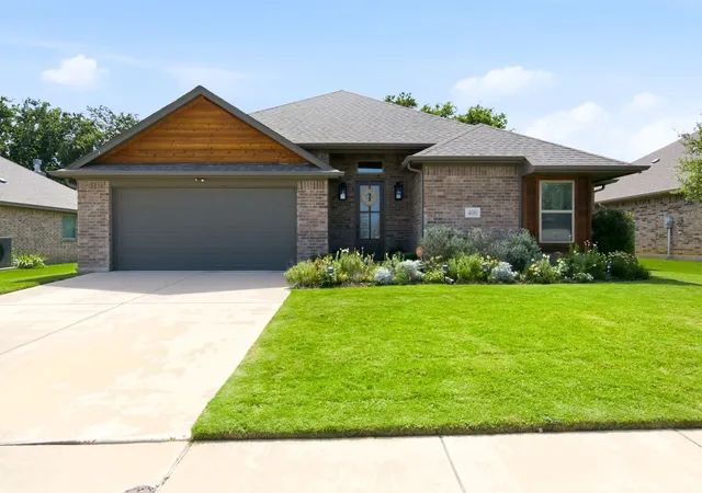 Photo 1 of Single family home for sale at 400 Brinkley Dr, Fort Worth, TX 76179 | MLS# 21333988 | Listing updated on 2026-09-13