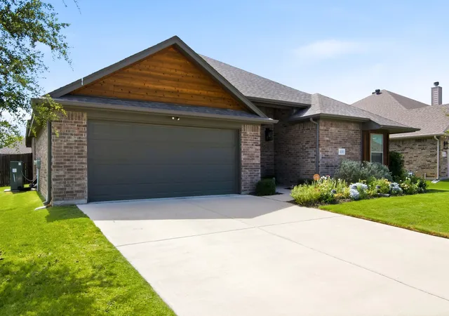 Photo 2 of Single family home for sale at 400 Brinkley Dr, Fort Worth, TX 76179 | MLS# 21333988 | Listing updated on 2026-09-13