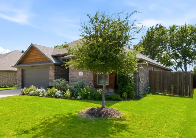 Photo 3 of Single family home for sale at 400 Brinkley Dr, Fort Worth, TX 76179 | MLS# 21333988 | Listing updated on 2026-09-13