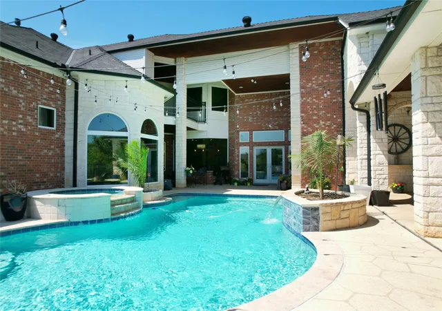Photo 4 of Single family home for sale at 127 Eagle View Ct, Weatherford, TX 76087 | MLS# 21334018 | Listing updated on 2026-09-14