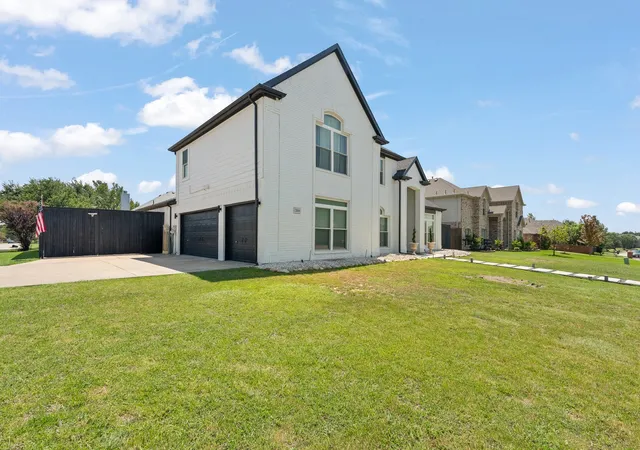 Photo 3 of Single family home for sale at 2814 Saint Maria Dr, Mansfield, TX 76063 | MLS# 21334085 | Listing updated on 2026-10-03