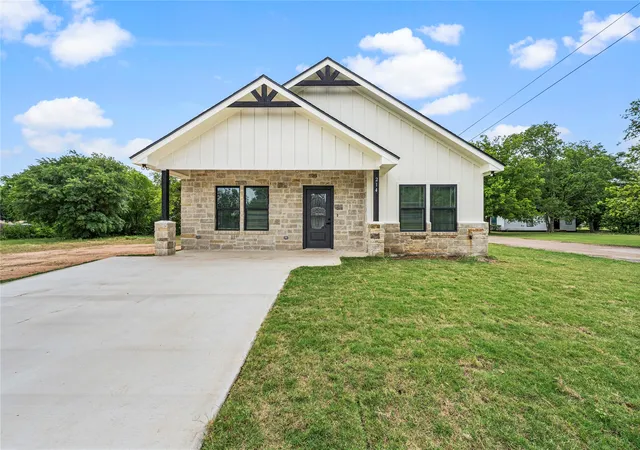 Photo 1 of Single family home for sale at 214 Rogers St, Mc Gregor, TX 76657 | MLS# 21334240 | Listing updated on 2026-09-12