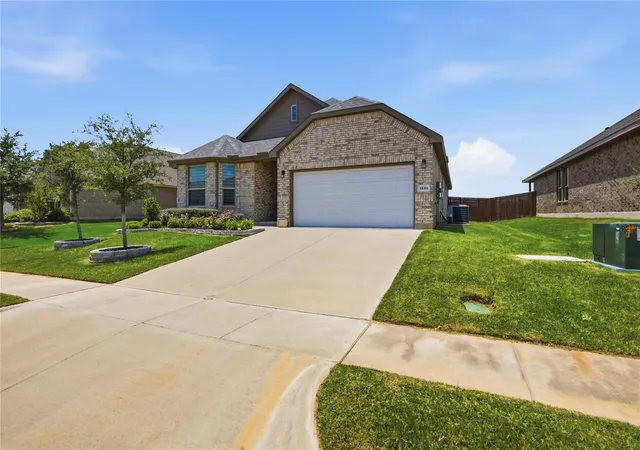 Photo 2 of Single family home for sale at 1500 Seabiscuit Dr, Granbury, TX 76049 | MLS# 21334366 | Listing updated on 2026-09-13