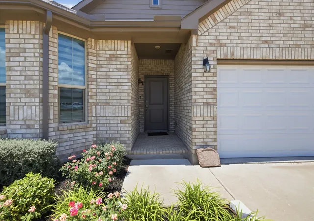 Photo 3 of Single family home for sale at 1500 Seabiscuit Dr, Granbury, TX 76049 | MLS# 21334366 | Listing updated on 2026-09-13