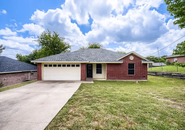 Photo 1 of Sale Pending at 1004 Tremont St, Weatherford, TX 76086 | MLS# 21325694 | Listing updated on 2026-09-10