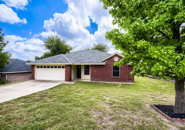 Photo 2 of Sale Pending at 1004 Tremont St, Weatherford, TX 76086 | MLS# 21325694 | Listing updated on 2026-09-10