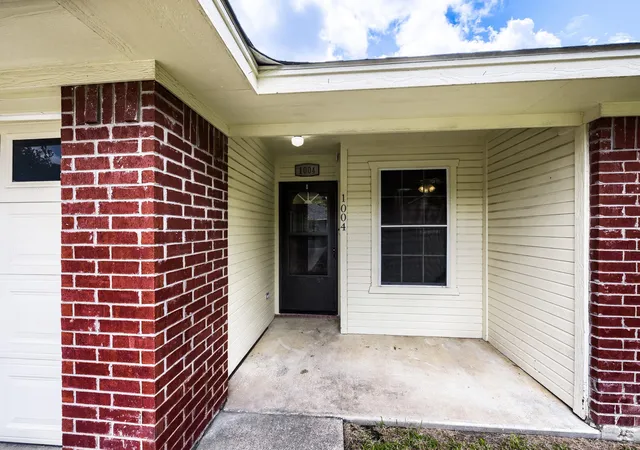 Photo 3 of Sale Pending at 1004 Tremont St, Weatherford, TX 76086 | MLS# 21325694 | Listing updated on 2026-09-10