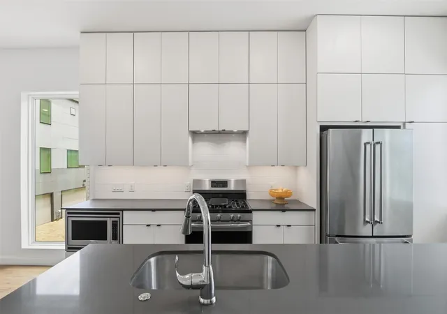 Photo 4 of Condo for sale at 427 W 10Th St #101, Dallas, TX 75208 | MLS# 21330826 | Listing updated on 2026-09-14