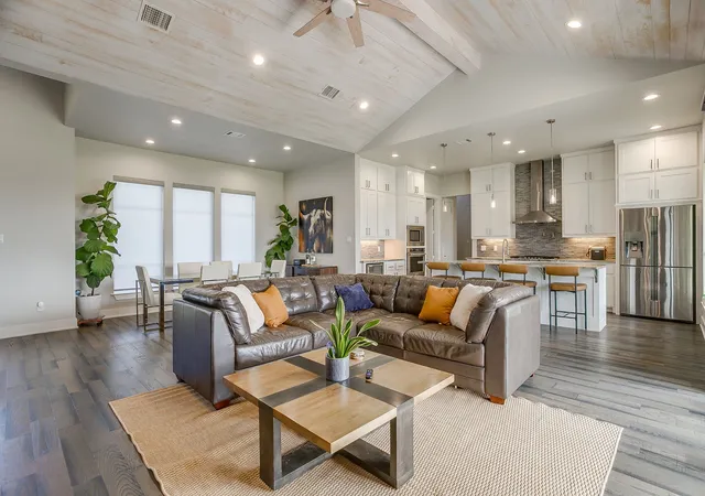 Photo 2 of Single family home for sale at 323 Stone Mountain Rd, Cresson, TX 76035 | MLS# 21334440 | Listing updated on 2026-09-25