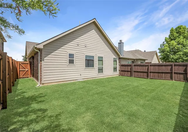 Photo 2 of Single family home for sale at 300 Black Bear Dr, Mc Kinney, TX 75071 | MLS# 21332795 | Listing updated on 2026-09-12