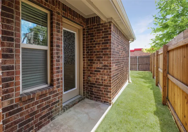 Photo 3 of Single family home for sale at 300 Black Bear Dr, Mc Kinney, TX 75071 | MLS# 21332795 | Listing updated on 2026-09-12