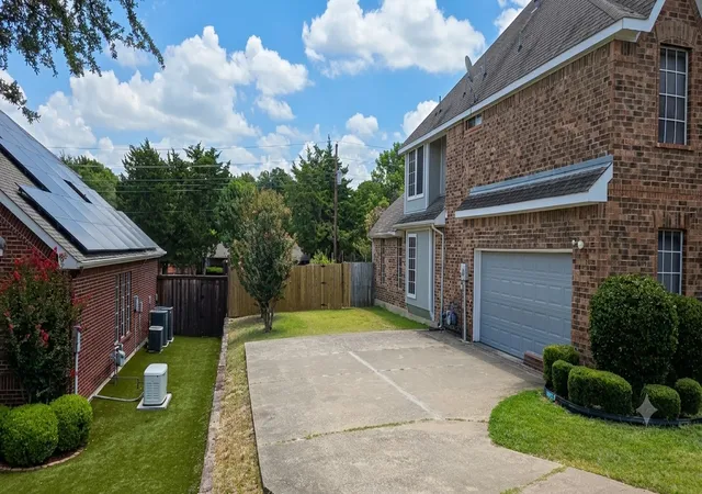 Photo 3 of Single family home for sale at 1108 Marisa Ln, De Soto, TX 75115 | MLS# 21332727 | Listing updated on 2026-09-13